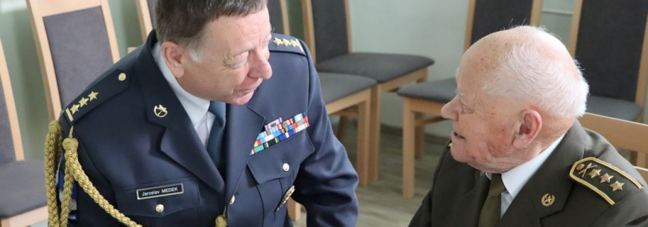 Podpis knihy Smrt čekala všude, příběh válečného veterána plukovníka Ihnatíka