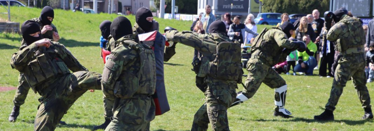 Součástí fotbalového utkání FC Baník Ostrava a SK Slavia Praha byla také armáda