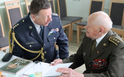 Podpis knihy Smrt čekala všude, příběh válečného veterána plukovníka Ihnatíka