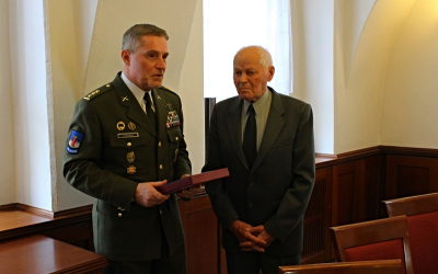 plukovník Jaroslav Hrabec věnoval plk. Janu Ihnatíkovi plaketu