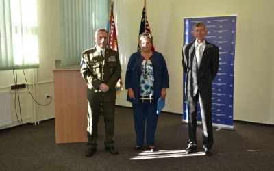 Ředitel KVV Ostrava s novými státními zaměstnanci
