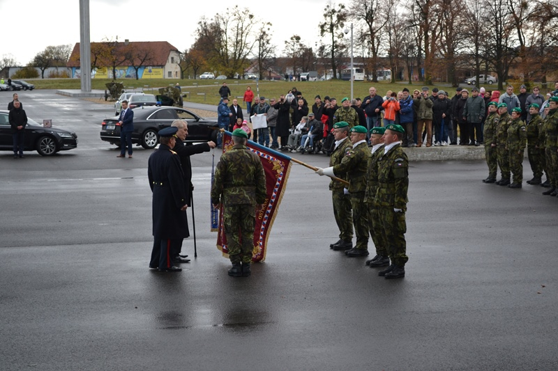 dekorovani_praporu_krajskeho_vojenskeho_velitelstvi_ostrava.jpg