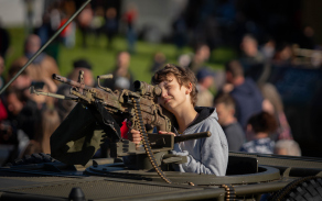 Oslavy osvobození si Ostrava připomněla historickou bitvou i moderní armádou