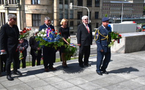 Položení květinových darů u tanku na Slezské Ostravě a u sochy Miloše Sýkory