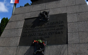 Položení květinových darů u tanku na Slezské Ostravě a u sochy Miloše Sýkory