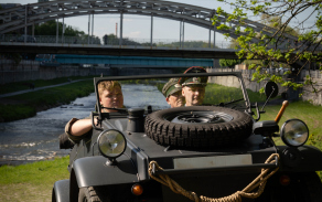 Oslavy osvobození si Ostrava připomněla historickou bitvou i moderní armádou