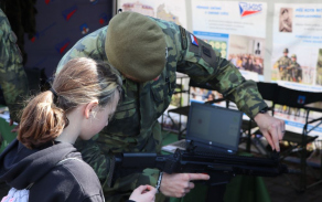 Součástí fotbalového utkání FC Baník Ostrava a SK Slavia Praha byla také armáda