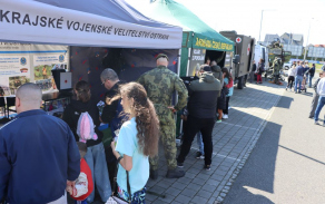 Součástí fotbalového utkání FC Baník Ostrava a SK Slavia Praha byla také armáda