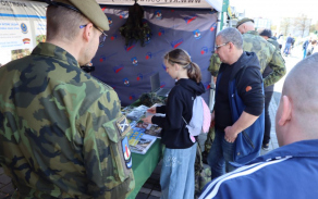 Součástí fotbalového utkání FC Baník Ostrava a SK Slavia Praha byla také armáda