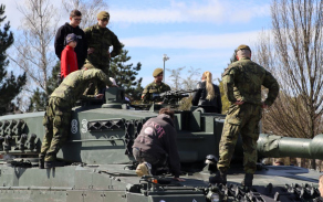 Součástí fotbalového utkání FC Baník Ostrava a SK Slavia Praha byla také armáda