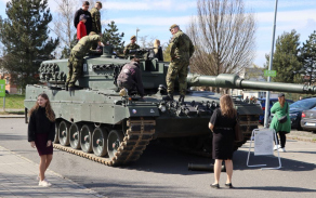 Součástí fotbalového utkání FC Baník Ostrava a SK Slavia Praha byla také armáda
