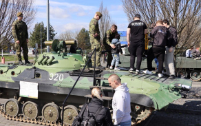 Součástí fotbalového utkání FC Baník Ostrava a SK Slavia Praha byla také armáda