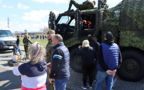 Součástí fotbalového utkání FC Baník Ostrava a SK Slavia Praha byla také armáda