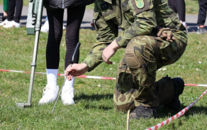 Součástí fotbalového utkání FC Baník Ostrava a SK Slavia Praha byla také armáda