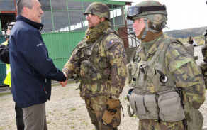 ministr obrany při setkání s příslušníky AZ