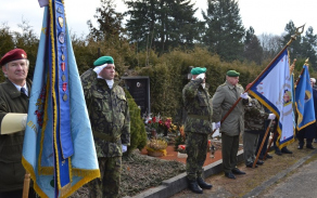 bojové prapory s čestnou stráží