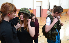 Děti si také vyzkoušely vojenskou ústroj
