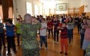 Děti si vyzkoušely jak mají vypadat správné vojenské dřepy nebo kliky