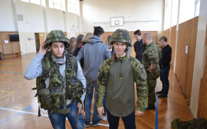 Děti si vyzkoušely vojenskou ústroj