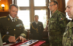 Čestný odznak Armády ČR Za zásluhy III. stupně převzal z rukou brigádního generála Pavla Adama vedoucí oddělení řízení a podpory KVV Ostrava podplukovník Tomáš Dziuba