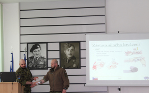 praktické ukázky zdravotních instruktorů