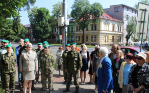 Odhalení štítu u lípy v Parku válečných veteránů