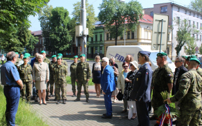 Odhalení štítu u lípy v Parku válečných veteránů