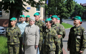 Odhalení štítu u lípy v Parku válečných veteránů