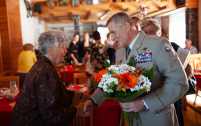 Válečná veteránka Dana Milatová oslavila 90. narozeniny