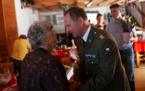 Válečná veteránka Dana Milatová oslavila 90. narozeniny
