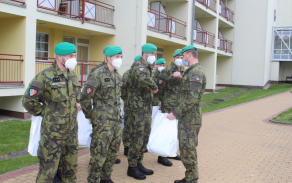 Poděkování vojákům za práci v ostravské Slunečnici