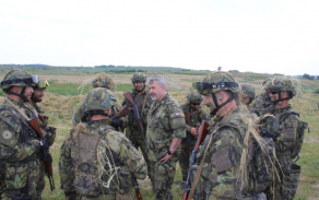 Náčelník Generálního štábu AČR armádní generál Aleš Opata mezi ostravskými záložníky
