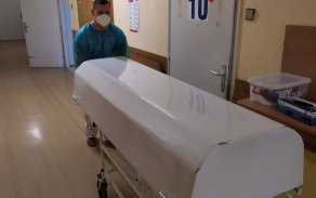 Nasazení armády v nemocnici v Opavě