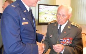 Plukovník Ihnatík obdržel pamětní plaketu Air Force USA