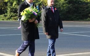 Položení kytic a věnců