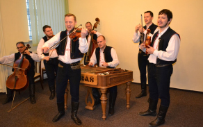 Přátelskou atmosféru doprovázel Vojenský umělecký soubor Ondráš