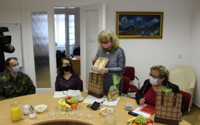 Představitelé Krajské hygienické stanice předali vojákům knihy o epidemiologii 
