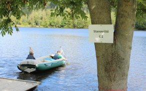 Překonávání vodního toku na raftu