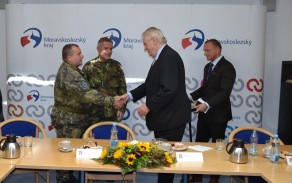 Prezident republiky a zástupce velitele pěší roty AZ při KVV Ostrava nrtm. Jaroslav Holík