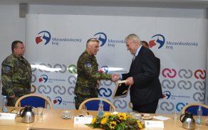 plukovník Jaroslav Hrabec předává prezidentovi České republiky Miloši Zemanovi sadu pamětních plaket vydanou u příležitosti 70. výročí Ostravské operace