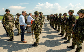 Příslušníci aktivní zálohy obdrželi pamětní odznak Safeguard