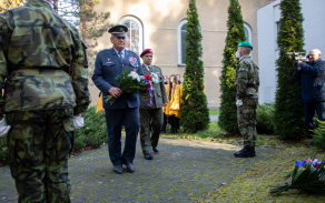 Pietní akt za účastí vojáků KVV Ostrava proběhl také u památníku kostela sv. Anny v Havířově