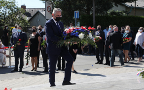 Kytici položil také ministr obrany Lubomír Metnar