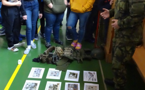Ukázka výstroje a materiálu