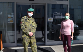 Velitel nasazené jednotky nadporučík Jan Kornhäuser společně s ředitelkou ostravského Alzheimercentra Simonou Lipovskou