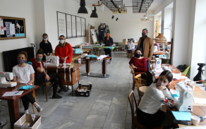 Vestibul Interier šije roušky