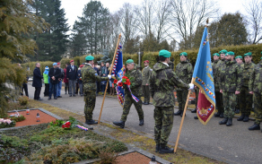 Za Armádu České republiky položil kytici plukovník Jaroslav Hrabec