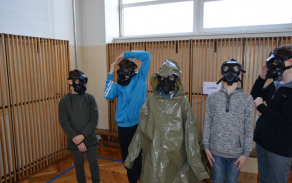 Žáci si měli možnost vyzkoušet masku a pláštěnku