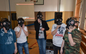 Žáci mají možnost si vyzkoušet ochrannou masku